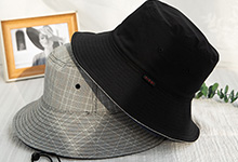 在帽頂水平面設(shè)有安裝附加物插置孔